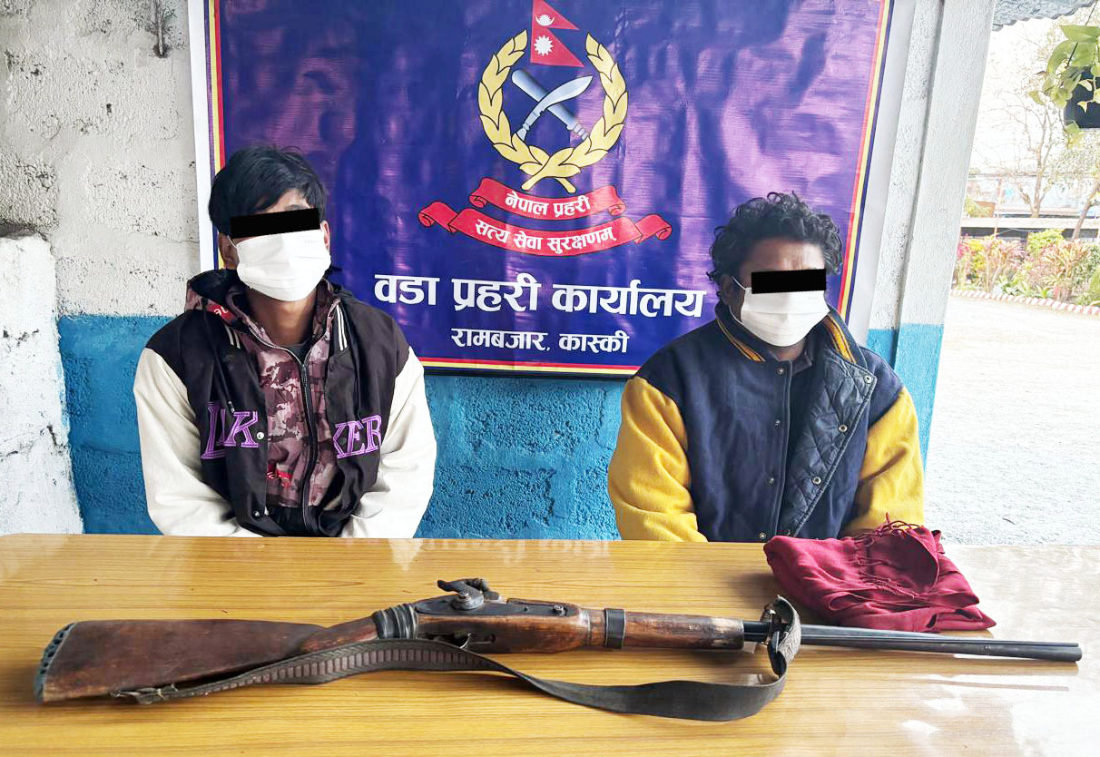 बन्दुक पड्किएर विनोद घाइते ,साईला र सुमन प्रकाउ 21