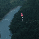 पर्वतको 'द क्लीफ'मा हाइलाइनको सफल परीक्षण Highline_The-Cliff