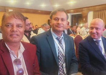 नेपालका चर्चित मुटुरोग विशेषज्ञ डाक्टर चन्द्रमणि पौडेल र सर्जन अनिल भट्टराईसँग पत्रकार यदुनाथ बञ्जारा बायाँतर्फ ।